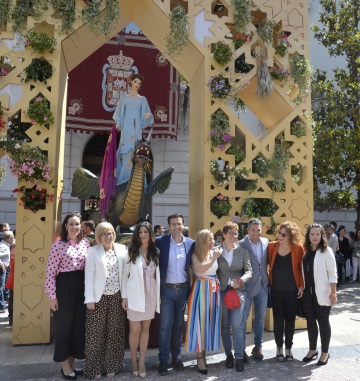 ©Ayto.Granada: La Tarasca cumple con la tradicin con un vestido con reminiscencias de los baos rabes de la Alhambra y la Semana Santa 